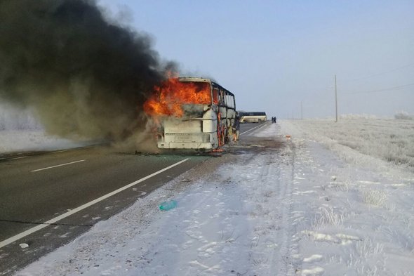 В Казахстане сгорел автобус с людьми. Фоторепортаж.
