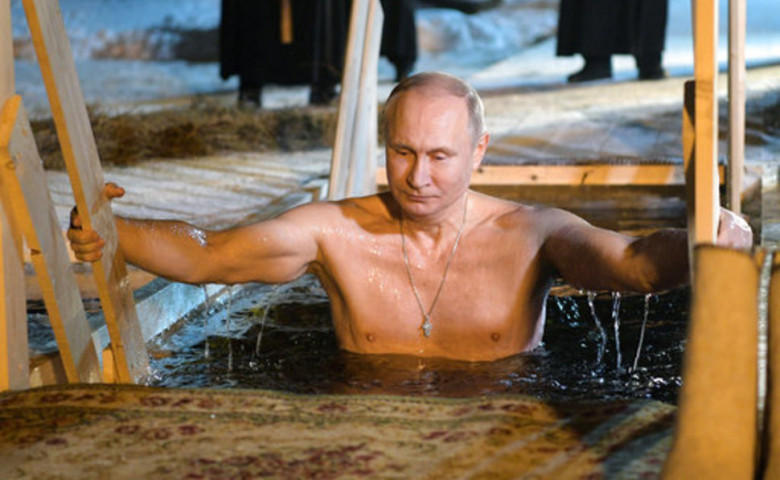 Путин окунулся в прорубь на озере Селигер.