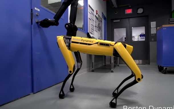 Человек с клюшкой попытался помешать роботу-собаке Boston Dynamics открыть дверь. Ничего не вышло