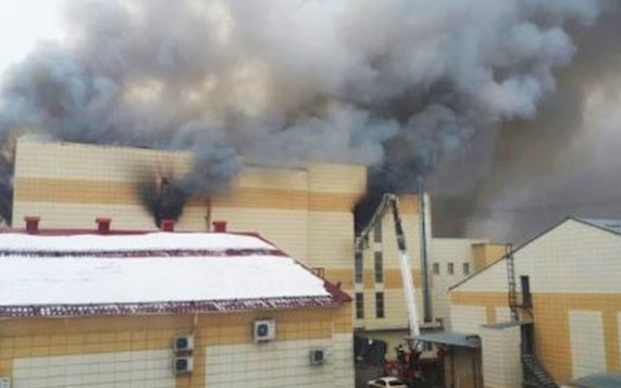 Фотографу, который работал в торговом центре Зимняя вишня, удалось вытащить из огня 30 детей