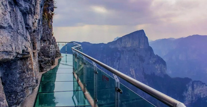 Экстремальное развлечение в Китае: стеклянные мосты (фото + видео «Трескающегося моста»)