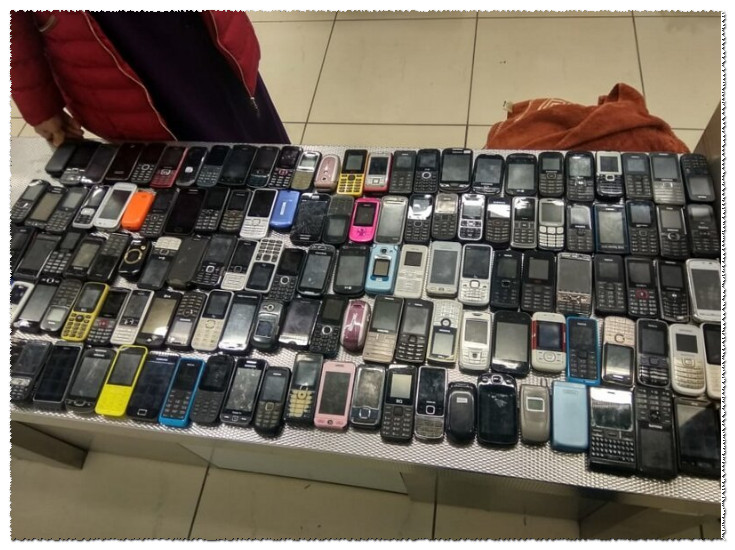 136 устаревших мобильных телефонов изъято у женщины в аэропорту Екатеринбурга