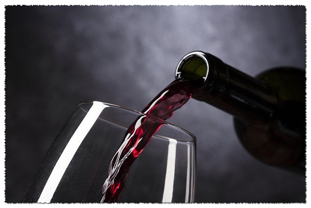 Как открыть бутылку вина без штопора: 5 лайфхаков