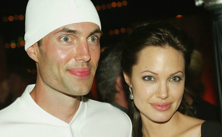 Причиной расставания Анджелины Джоли и Бреда Питта мог стать брат актрисы.