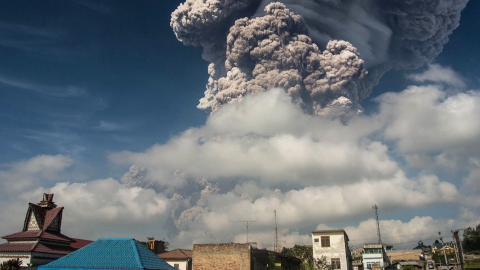 Извержение вулкана Синабунг в Индонезии: фото и видео Столб пепла поднялся на семь километров