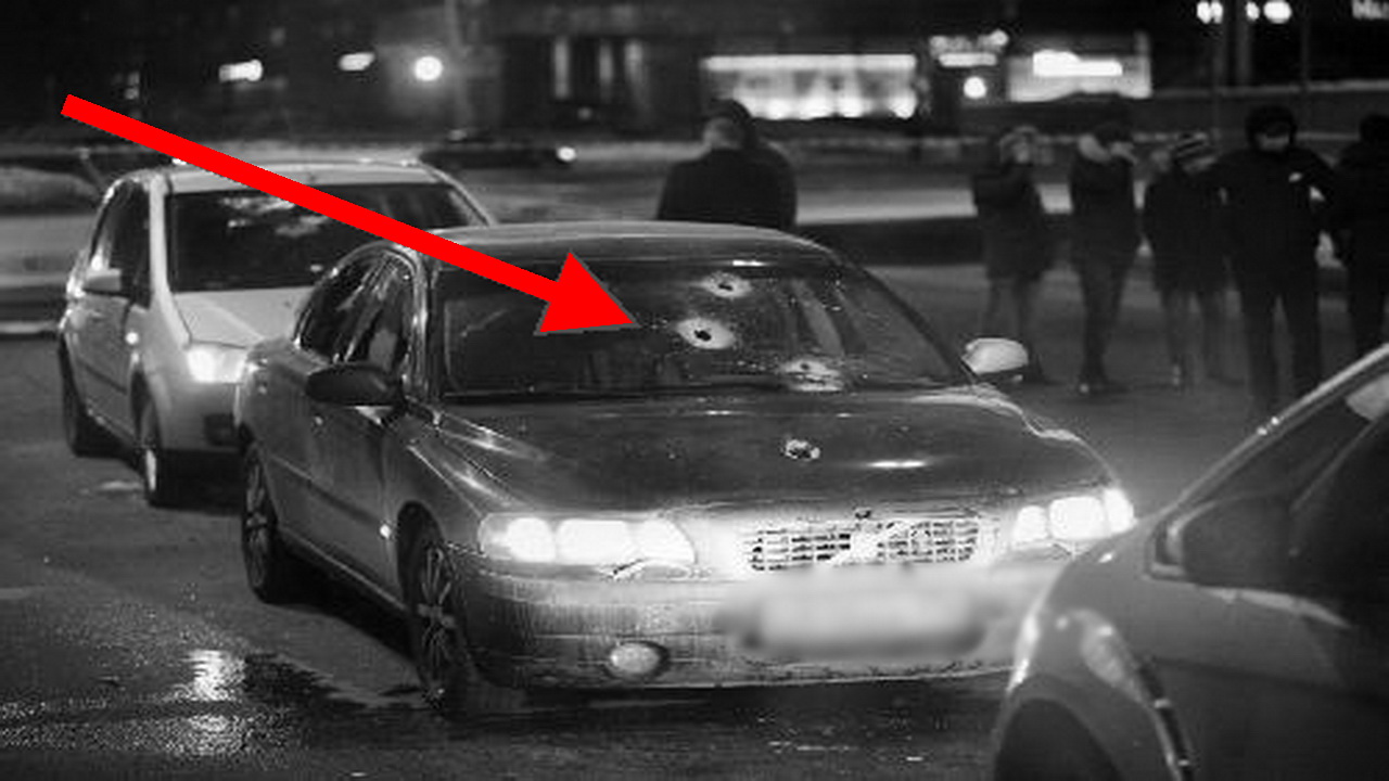 В Петербурге на улице мужчина в упор расстрелял машину из ружья