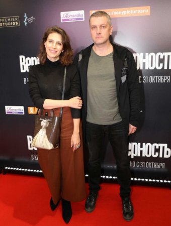 Премьера фильма «Верность»: Александр Яценко вывел в свет глубоко беременную жену